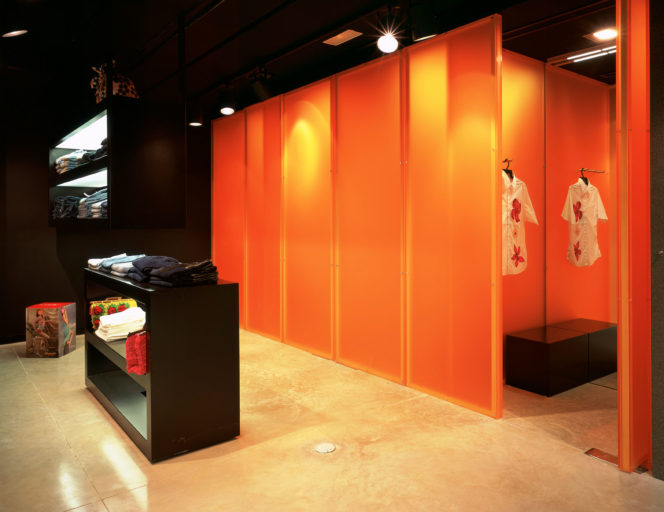 Interior tienda ropa Yeito Nativo