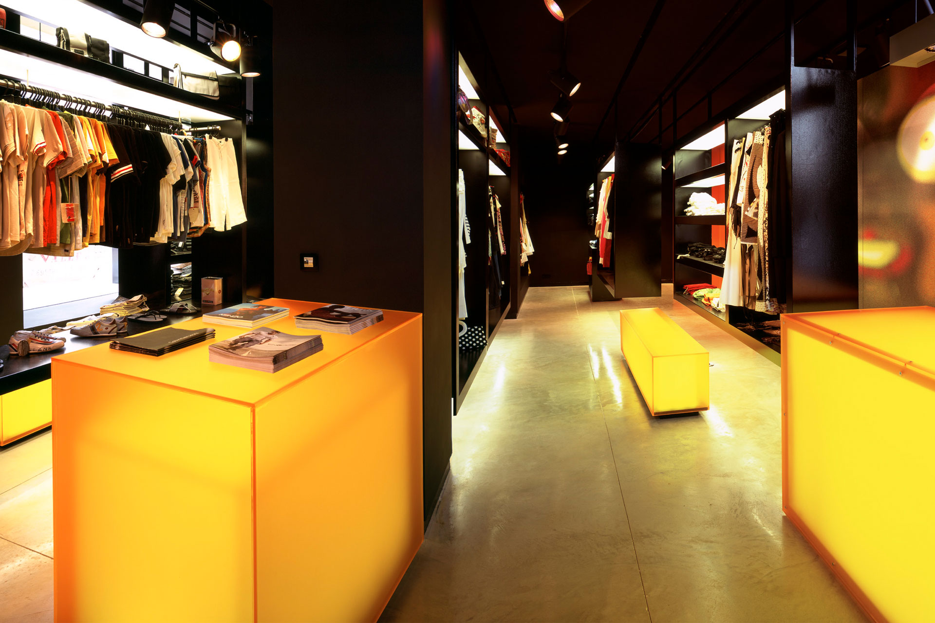 Interior tienda ropa Yeito Nativo