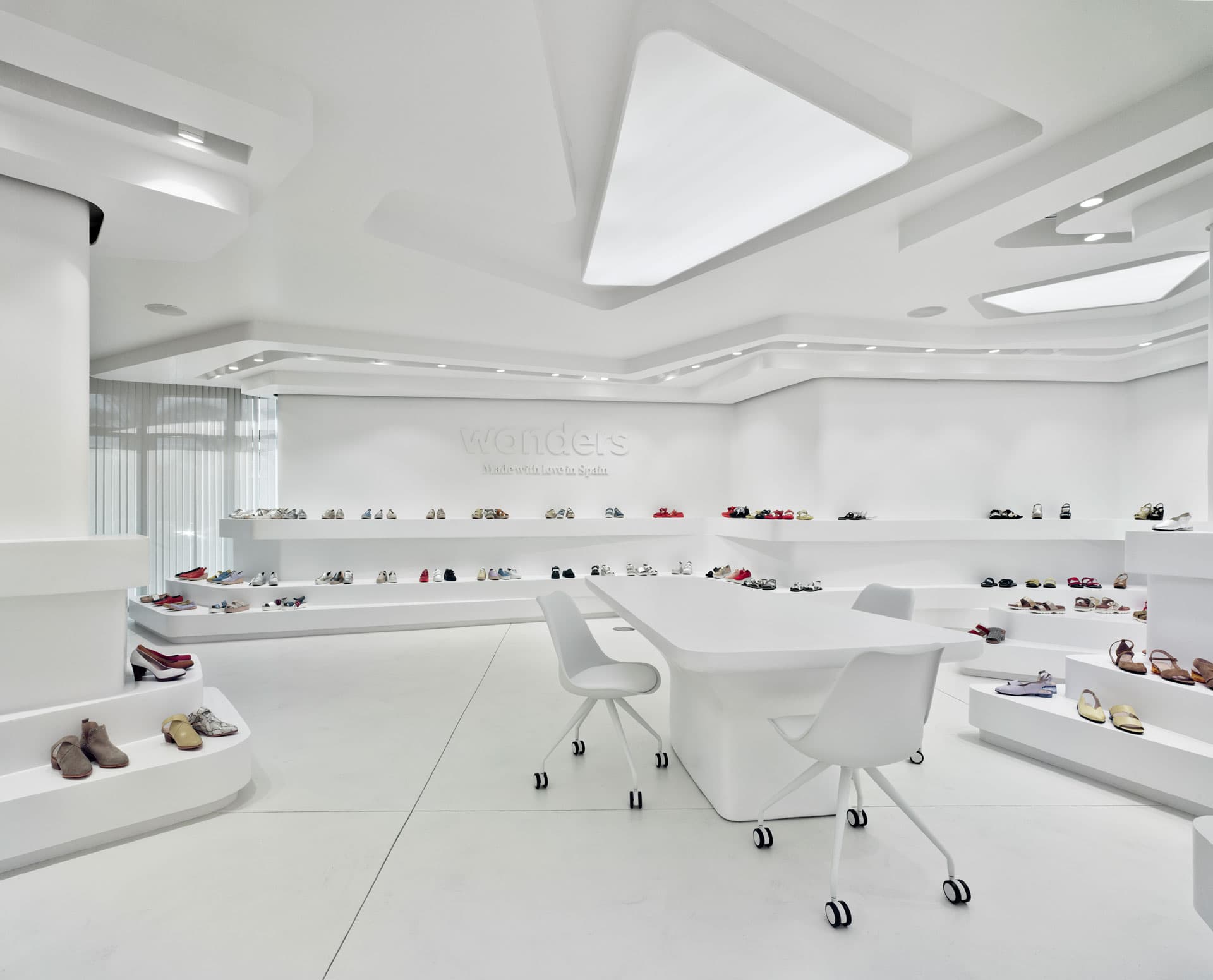 Interior Showroom Wonders en Elche con formas organicas de foam y recubrimiento poliester — estudio de arquitectura Alicante tamatestudio